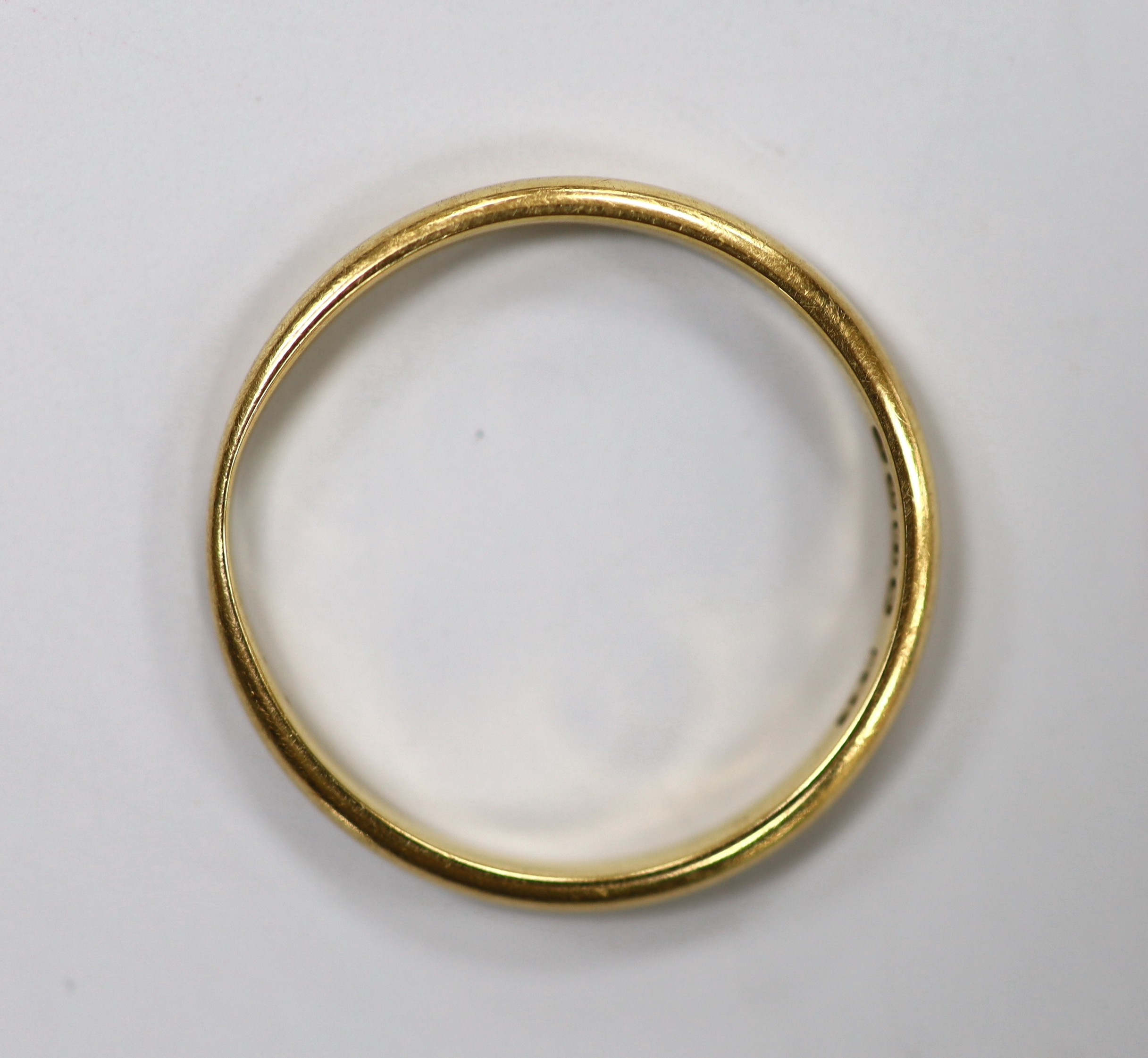 A 1940's 18ct gold wedding band, size R, 2.2 grams.
